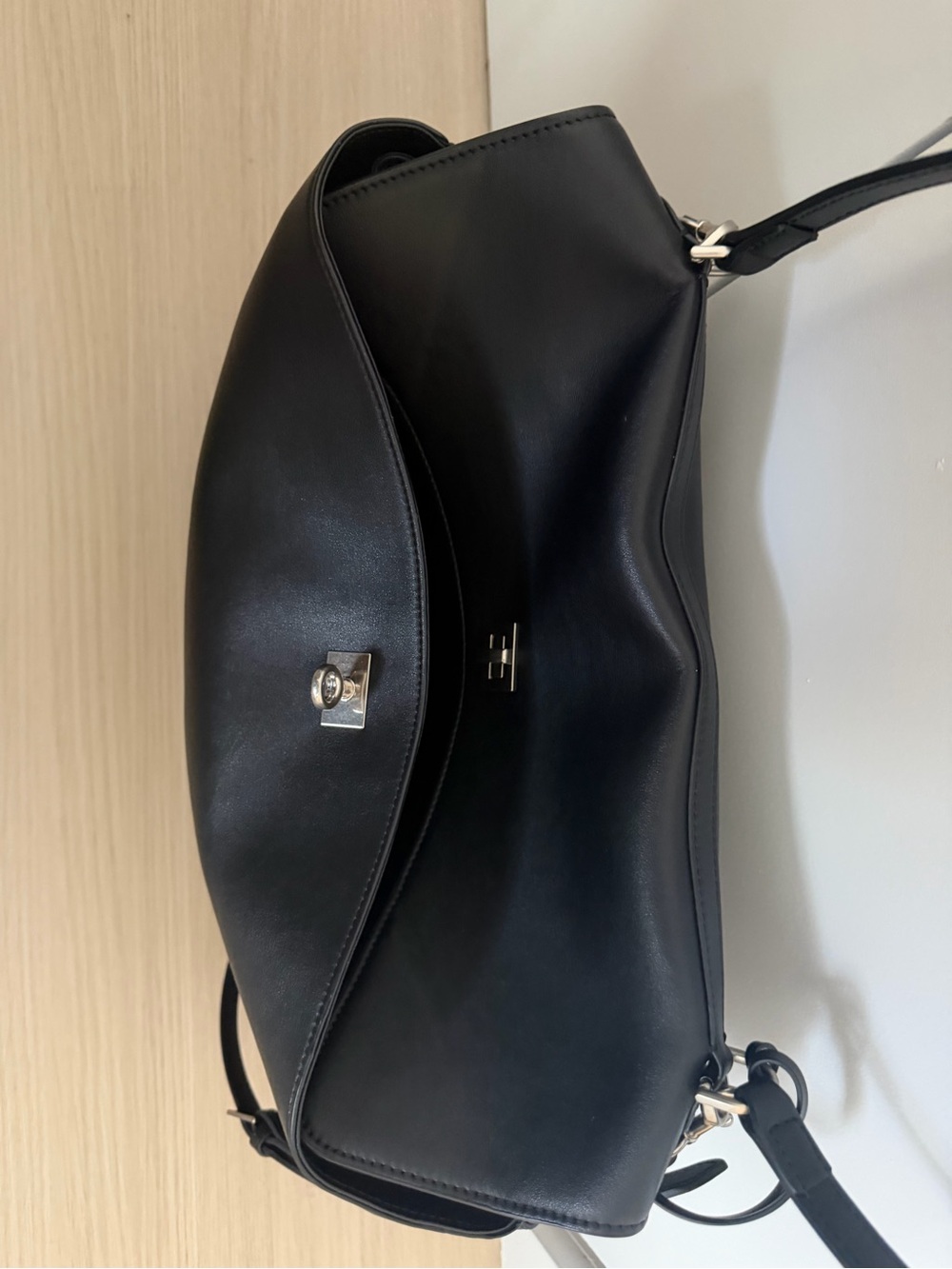 Classic Black Leather Shoulder Bag - Elegant Everyday Tote - Picture 5 of 8